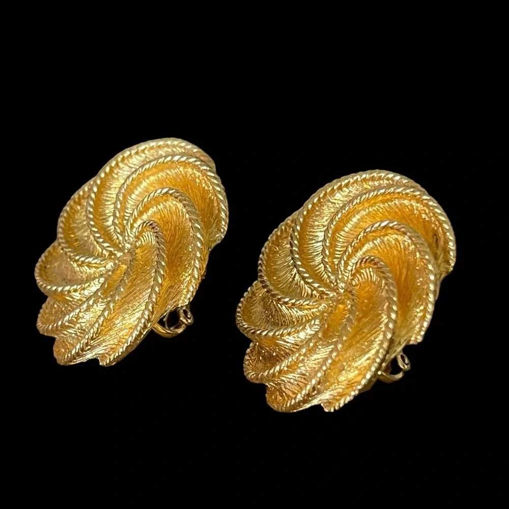Vintage Rare NAPIER Gold Tone Swirl Button Disc Clip On Screw Back Earrings